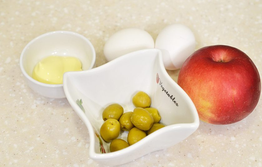 1. Этап. Салат с яйцом и яблоком: 1. Подготовьте необходимые продукты.