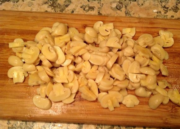 1. Этап. Салат из курицы и грибов: Грибы произвольно нарежьте.