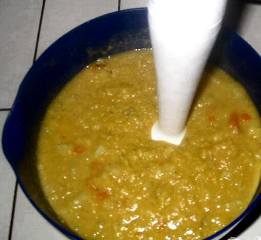 1. Этап. Чечевичный суп: 5. Удалить и выкинуть лавровый лист. Перемолоть суп в кухонном комбайне или блендере.