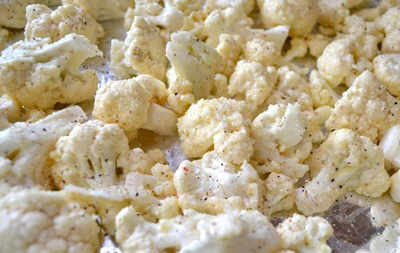 1. Этап. Цветная капуста с чесноком и сыром: В большой миске смешайте оливковое масло, измельченный чеснок и 1 / 4 стакана тертого сыра пармезан. Добавить цветную капусту и перемешать, пока они хорошо покроются смесью. Выложить капусту на противень, покрытый фольгой. Посыпать солью и перцем.