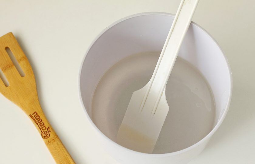 1. Этап. Постные толстые блины на дрожжах: Отдельно соедините оставшуюся воду и сахар. Добавьте соль, масло, все перемешайте.