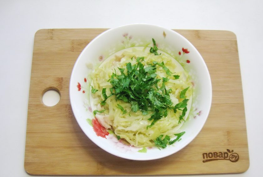 1. Этап. Пирог с белой рыбой: Добавьте капусту с луком и нарезанную петрушку.