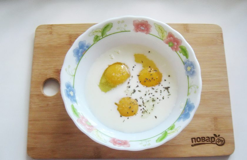 1. Этап. Омлет с сыром и кабачком: Добавьте соль и сушеный базилик.