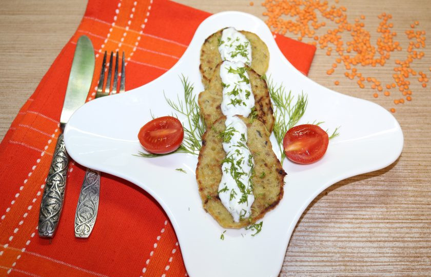 1. Этап. Оладьи из чечевицы с булгуром: Подавайте оладьи с соусосом из сметаны с зеленью.