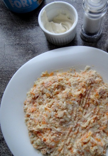 1. Этап. Рожок из лаваша с салатом Мимоза: Заправить всё майонезом, подсолить и поперчить, перемешать салат.