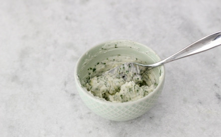 1. Этап. Рыба в духовке с овощами: 3. В небольшой мисочке соедините размягченное сливочное масло, пропущенный через пресс чеснок, немного цедры лимона, соль, перец и зелень по вкусу. Все тщательно перемешайте.