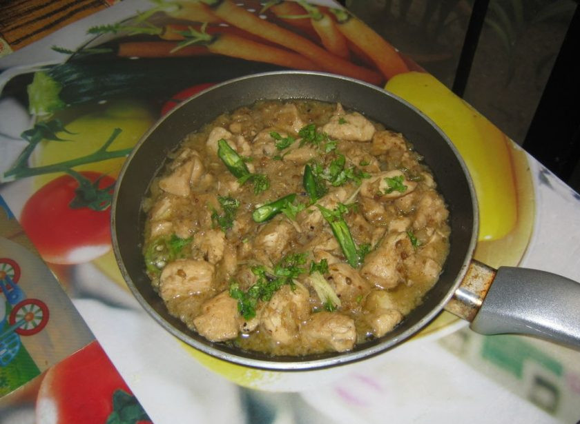 1. Этап. Курица, тушенная в кефире: 9. Подаю блюдо горячим, украшаю кориандром и зеленым перцем.