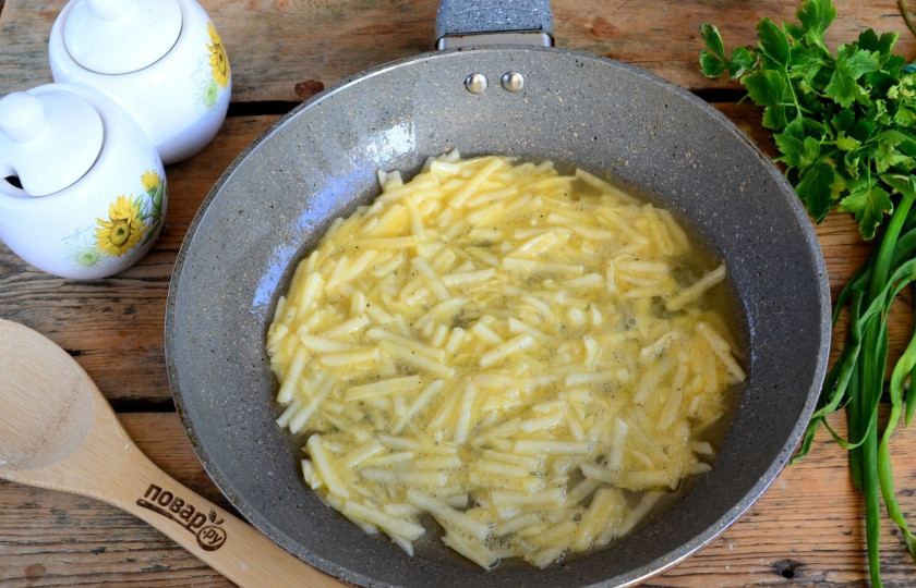 1. Этап. Скоростная картошечка: Половину картофельно-яичной массы выложите в сковороду, на которой предварительно разогрейте немного растительного масла. Разровняйте лопаткой, чтобы получился тонкий слой. Жарьте на среднем огне до золотистой корочки.