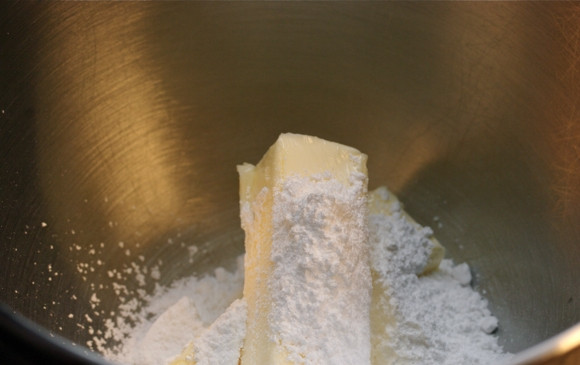 1. Этап. Ореховые пирожные на десерт: Сливочное масло смешайте с 0,5 ст. сахарной пудры.