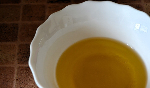 1. Этап. Салат с куриной грудкой: Для заправки смешать масло с уксусом.