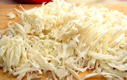 1. Этап. Салат из капусты вкусненький: Капусту избавить от верхних грубых листьев, удалить кочерыжку, нашинковать.
