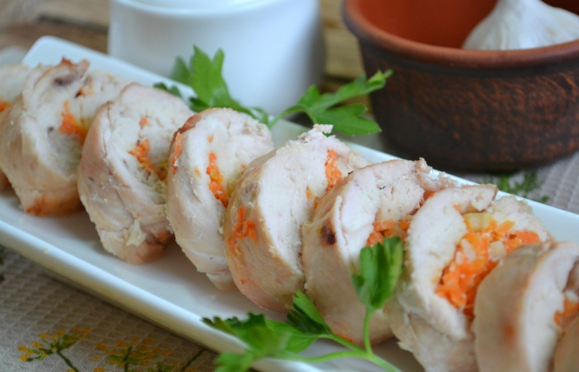 1. Этап. Рулет из индейки в духовке: Дайте рулету остыть, порежьте его на кусочки. Приятного аппетита!