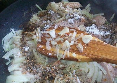 1. Этап. Свинина, жареная кусочками: 5. Посолить и поперчить мясо по вкусу. Добавить горчицу в зернах и тщательно перемешать. Как сделать свинину, жареную кусочками еще ароматнее? Можно добавить немного розмарина или другие травы. Также можно отправить на сковороду лавровый лист.