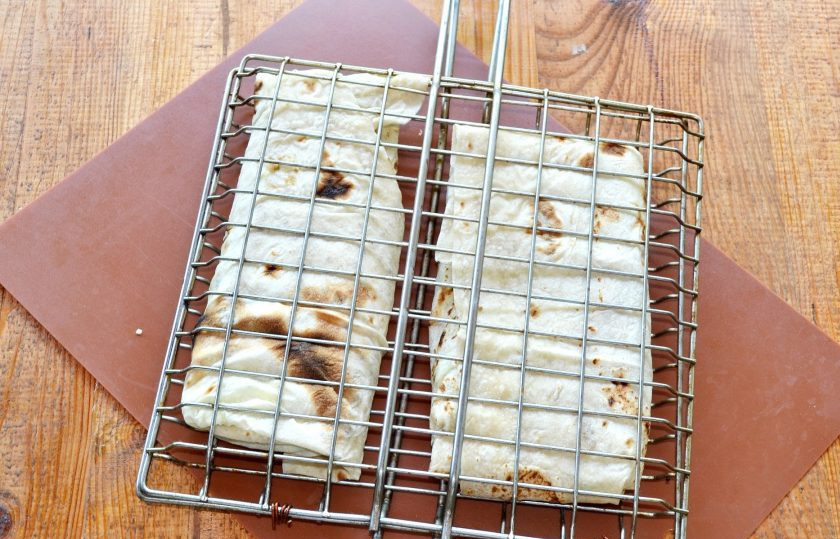 1. Этап. Шаурма на углях: Выложите шаурму на решетку.