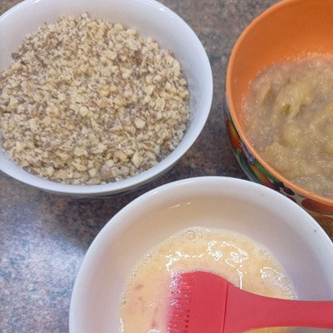 1. Этап. Печенье с джемом и орехами: Орехи измельчить, яйцо слегка взбить вилкой, подготовить любимый джем.