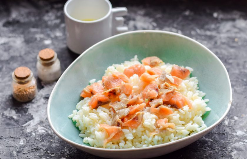 1. Этап. Салат с рисом и морепродуктами: Красную рыбу нарежьте небольшими кусочками, добавьте к рису.