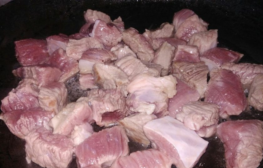 1. Этап. Жаркое с говядиной и овощами на растительном масле: 1. Для этого блюда нам понадобится самая мягкая часть говядины. Я взяла антрекот. Это нужно для того, чтобы мясо приготовилось быстро и было мягким. Нарезаем антрекот на части и обжариваем на растительном масле.