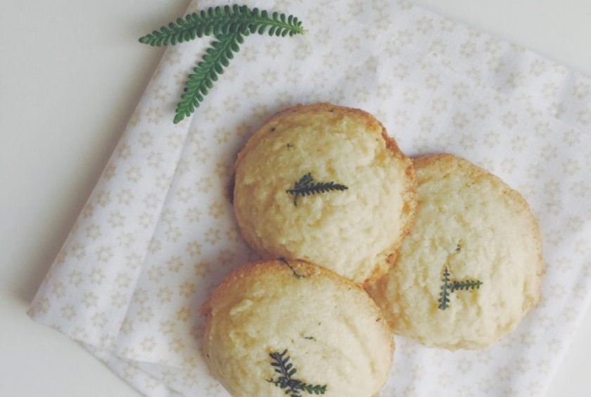 1. Этап. Миндальное печенье с лавандой: 5. Запекайте его 10-12 минут при 180 градусах. Перед подачей на стол полностью остудите.