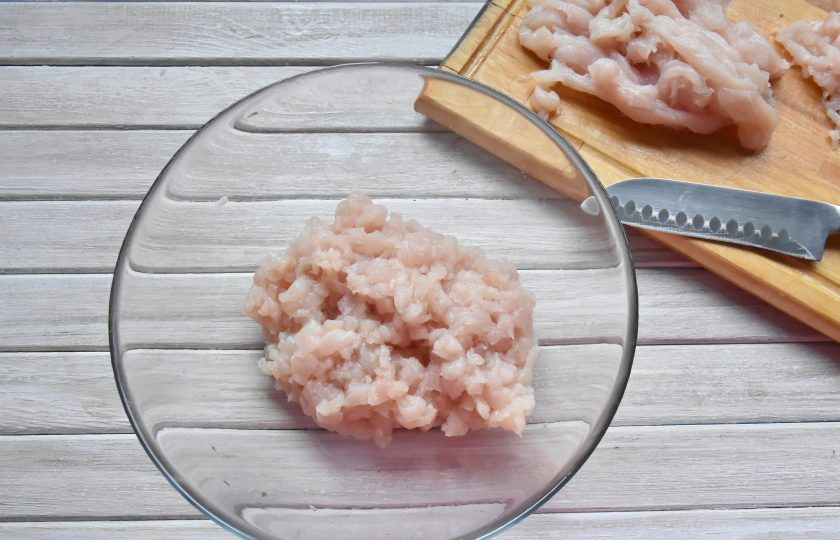 1. Этап. Момо с курицей: Куриное филе нарежьте мелкими кусочками, либо перекрутите через мясорубку.