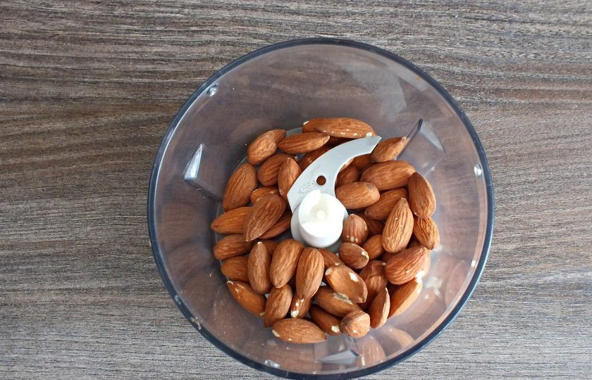 1. Этап. Миндально-кокосовое печенье: Миндальные орехи пробейте в блендере как можно мельче.