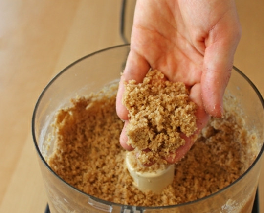 1. Этап. Торт Осенний: 1. Итак, сделаем присыпку для румяной хрустящей корочки. Смешаем в блендере орехи, коричневый сахар, 100 граммов муки, 1 ст.л. корицы, 50 граммов сливочного масла и ванильный экстракт. Смешаем до вот такой рассыпчатой консистенции.