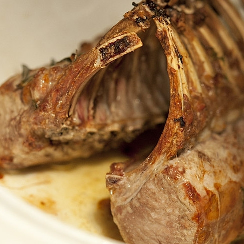 1. Этап. Каре из баранины: Запеченную баранину достаем из духовки.