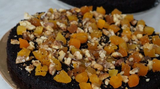 1. Этап. Моментальный шоколадный торт: 11. Остывший корж разрежьте аккуратно на две половинки. Выложите на корж ровным слоем добавки по вкусу - сухофрукты, орехи, цукаты, сушеные или свежие ягоды.