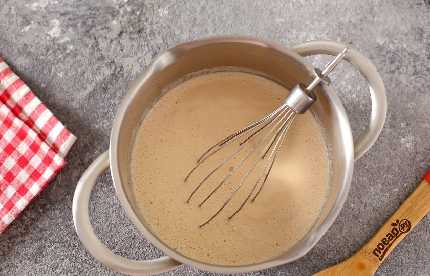 1. Этап. Оладьи на ряженке с яблоками: Добавьте ряженку и соду.