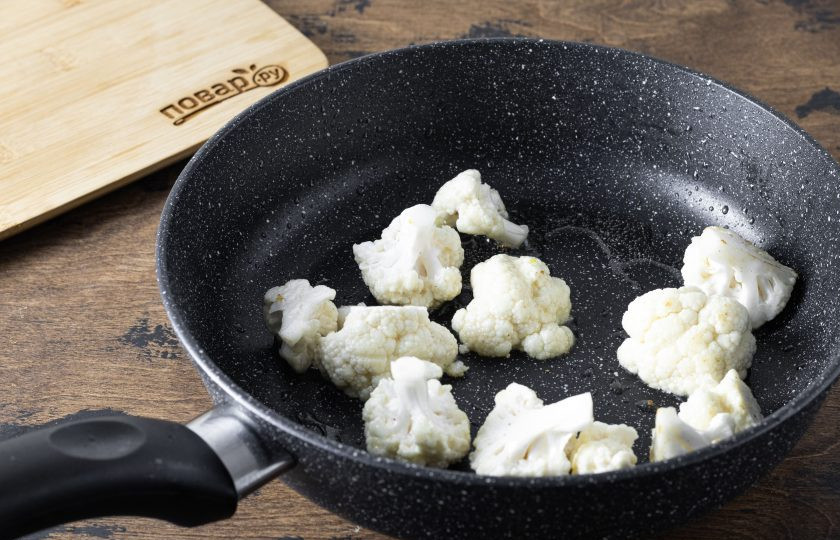 1. Этап. Цветная капуста и брокколи: Обжарьте цветную капусту на высоком огне до легкого золотистого цвета.