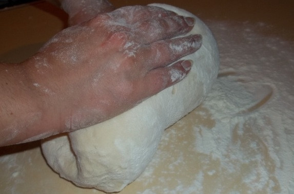 1. Этап. Тесто для хинкали: Поместите тесто на рабочую поверхность и месите еще 5 минут.