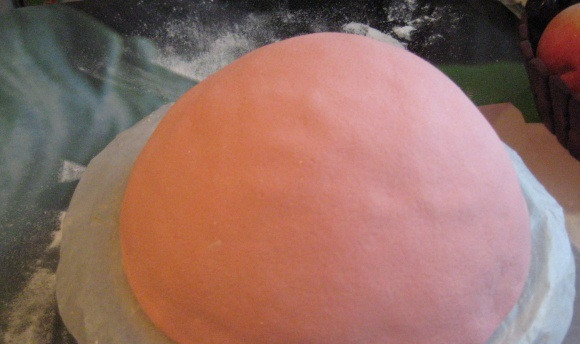 1. Этап. Торт Феи: 10. Обтянуть ею шляпку, разровнять и срезать лишнее, немного загибая под низ края.