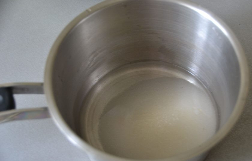 1. Этап. Глазурь для эклеров: Влейте в сотейник 70 мл. воды, добавьте 90 грамм сахара и нагрейте до кипения.