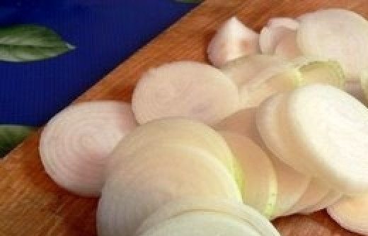 1. Этап. Луковый пирог: Луковицы очистим и нарежем кольцами или полукольцами.