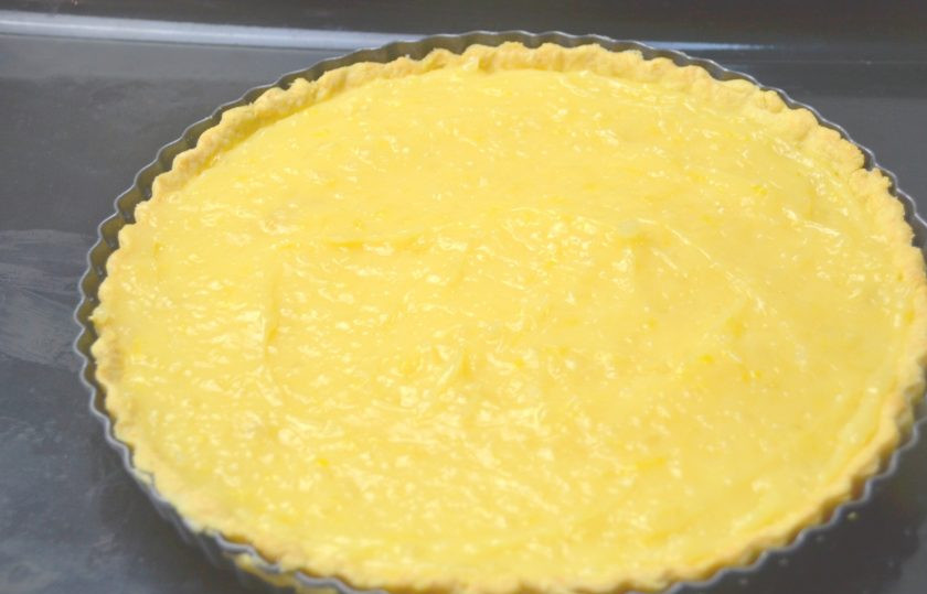 1. Этап. Американский лимонный пирог: Выложите в подпеченную форму лимонный крем и отправьте в духовку запекаться на 10 минут при температуре 180 градусов.