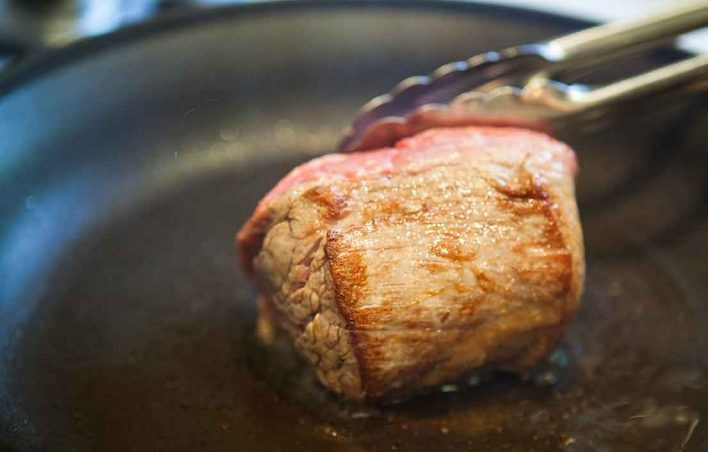 1. Этап. Говядина Веллингтон с грибной пастой: 1. Вымойте мясо, обсушите бумажными салфетками и натрите солью, молотым перцем. Разогрейте в сковороде столовую ложку растительного масла и обжарьте мясо до золотистой корочки со всех сторон.