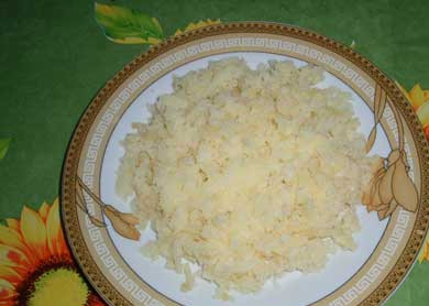 1. Этап. Салат Чайная роза: Морковь и картофель натрите на крупной терке.