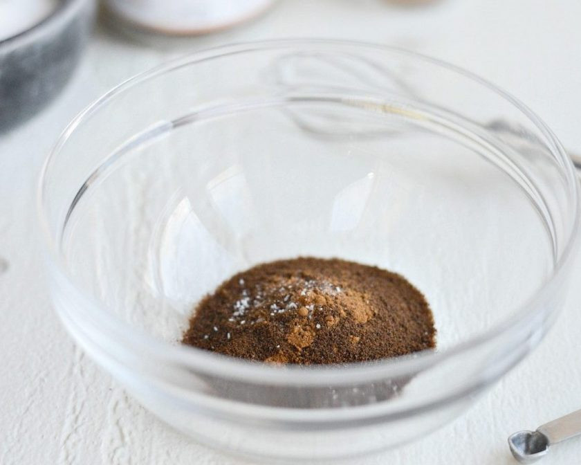 1. Этап. Горячий шоколад эспрессо: В миске перемешайте эспрессо с солью и корицей.
