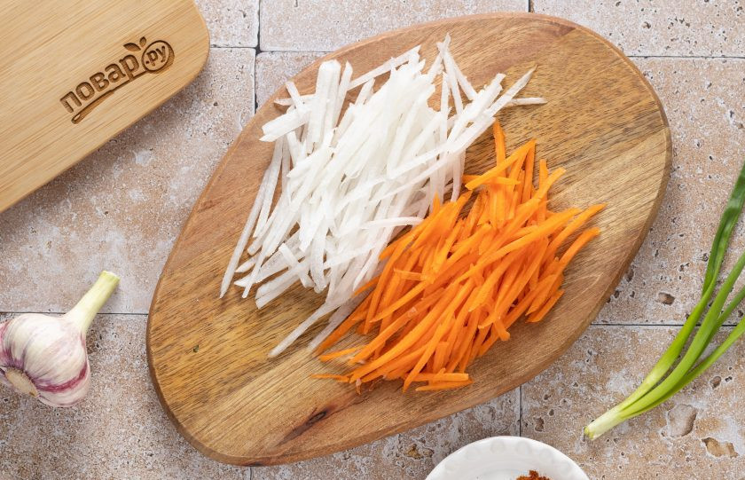 1. Этап. Салат из дайкона по-корейски: Морковь и дайкон очистите от кожуры, затем натрите терке для моркови по-корейски.