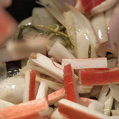 1. Этап. Каре из баранины: Через пару минут, когда лук станет мягким, добавляем ревень.