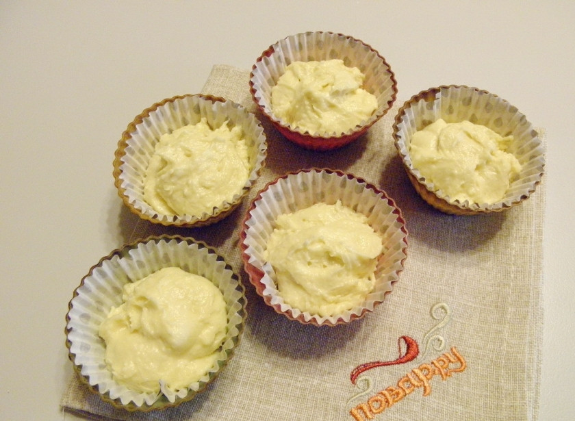 1. Этап. Маффины из творога: Разложите тесто в формочки чуть больше половины. Поставьте в горячую духовку на 25-30 минут, температура — 180 градусов.