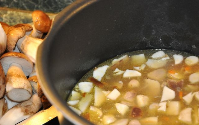 1. Этап. Грибовница: Затем влейте в кастрюлю воду. Воды много не надо, грибовница не должна быть жидкой, но и слишком густой она тоже не должна быть. Картошку порежьте кубиками и добавьте к грибовнице. Варите на среднем огне до готовности картошки. Кстати, несколько грибочков можете закинуть вместе с картошкой (без обжаривания).