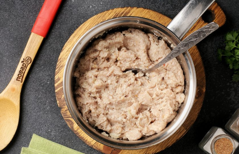 1. Этап. Фрикадельки с цветной капустой: Фарш соедините с тёртым на крупной тёрке луком, солью и специями. Тщательно перемешайте.