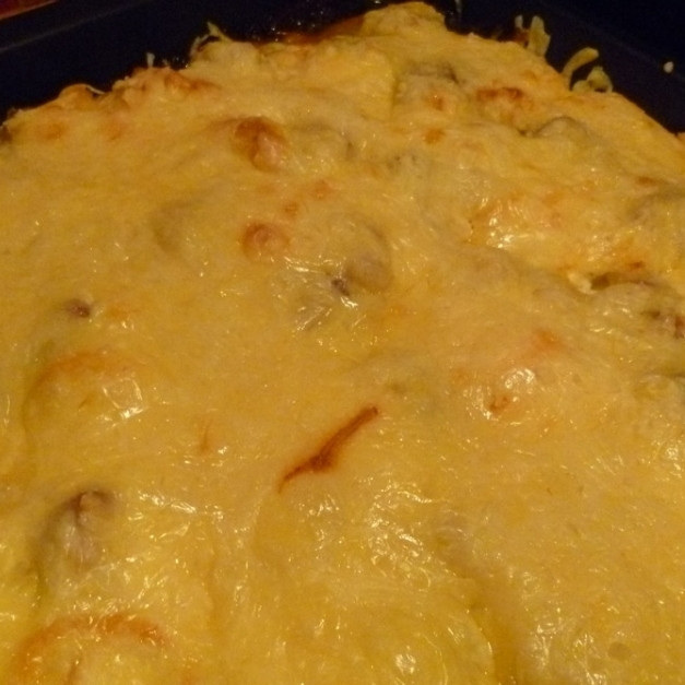 1. Этап. Мясо по-французски с картофелем: Ставим противень в духовку, разогретую до 180 градусов, и запекаем до готовности - в зависимости от духовки и величины нарезки, это может занять от 45 минут до 1 часа.