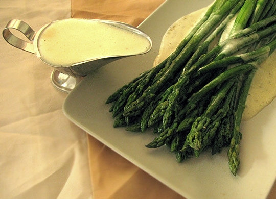 1. Этап. Салат из спаржи маринованной: Спаржу выложить на блюдо, полить соусом и подавать на стол.