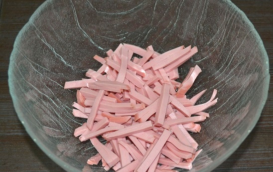 1. Этап. Салат из свеклы и граната: 3. Тонкой соломкой нарежьте колбаску.