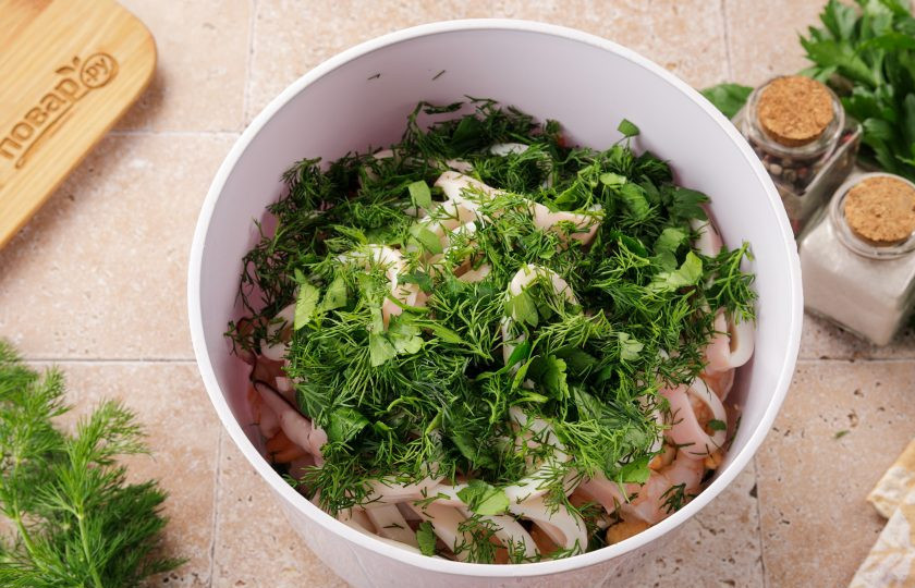 1. Этап. Салат с кальмаром, креветками и огурцом: Добавьте свежую зелень, у меня петрушка и укроп.