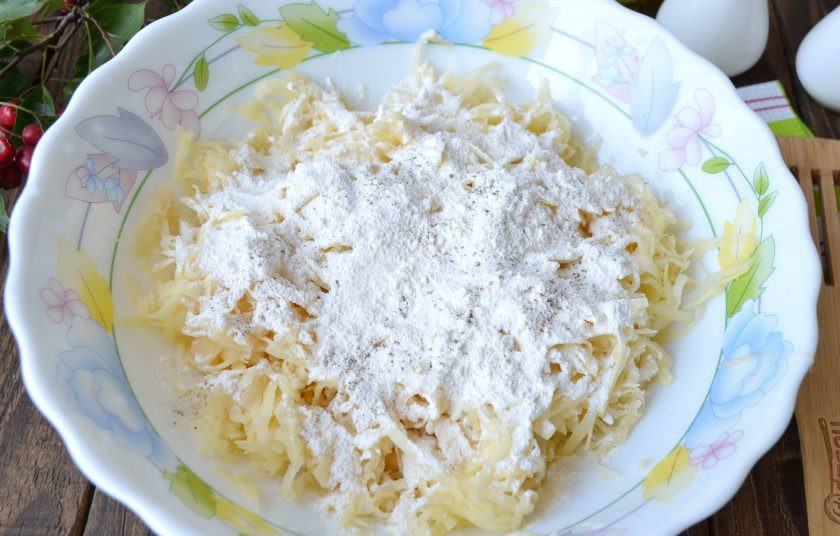 1. Этап. Драники (мастер-класс): Добавьте соль (по желанию перец черный) и муку. Перемешайте хорошо массу. Она сухая.