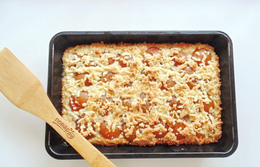 1. Этап. Пирог с орехами и вареньем: Выпекайте пирог в духовке, разогретой до 175-180 градусов 30-35 минут до румяной корочки.