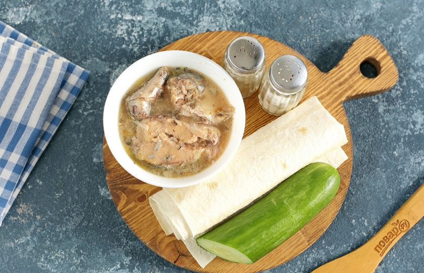 1. Этап. Диетические начинки для лаваша: Вариант для первой начинки. Начинка из тунца и огурца. По желанию можно добавить вареные яйца.