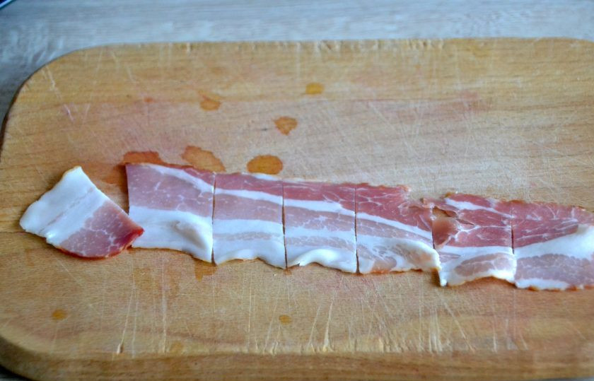 1. Этап. Картофельные профитроли: При желании можно дополнить начинку тонким ломтиком копченого бекона.